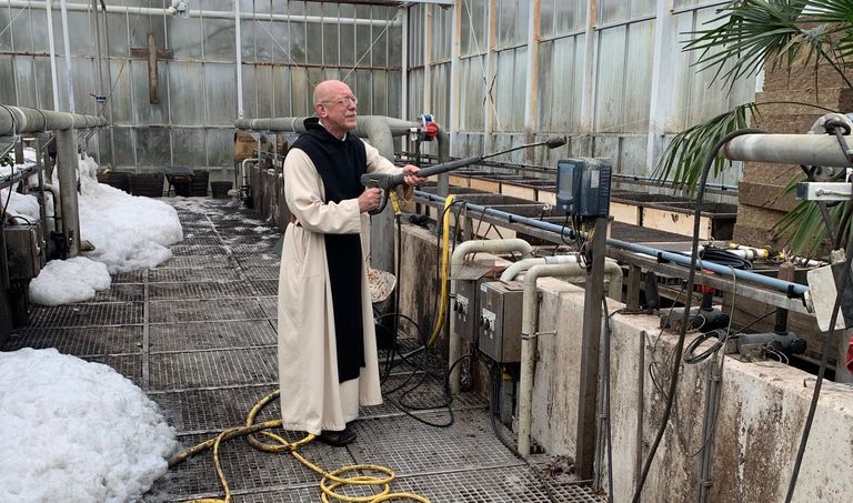 Broeder Isaac aan het werk in de waterzuivering van Koningshoeven. (foto: Abdij Koningshoeven)