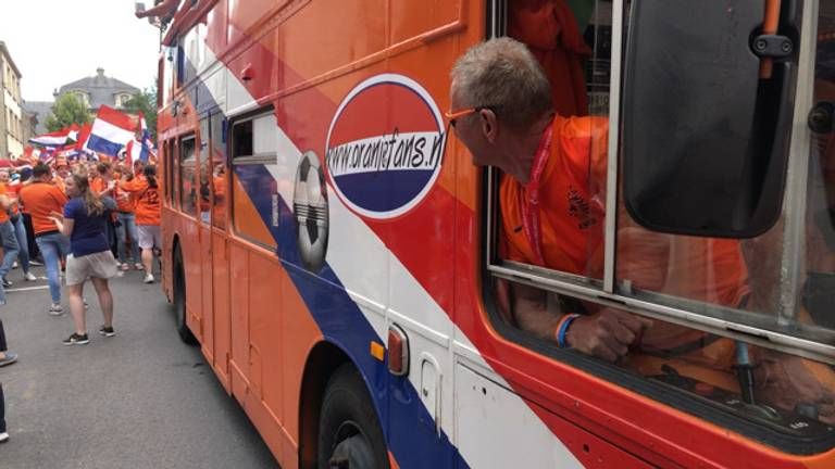 Chauffeur Frans Peeters uit Chaam bij het WK Vrouwenvoetbal (foto: archief). 