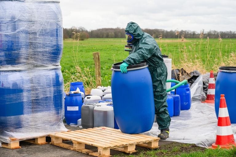 Het drugsafval langs het Klein Overveldsepad in Breda is zaterdagmiddag opgeruimd (foto: Tom van der Put/SQ Vision).