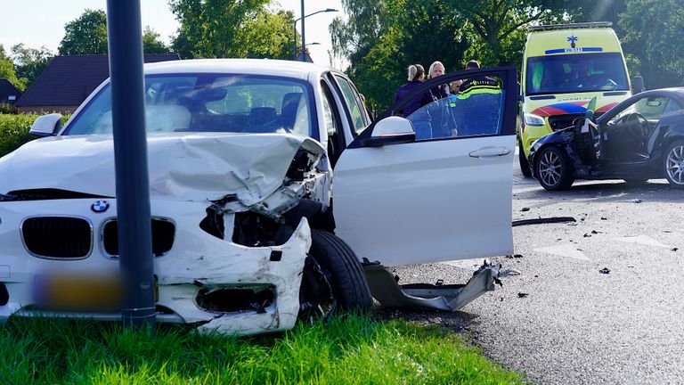 Bij de botsing in Den Hout raakte een vrouw lichtgewond (foto: Jeroen Stuve/SQ Vision).