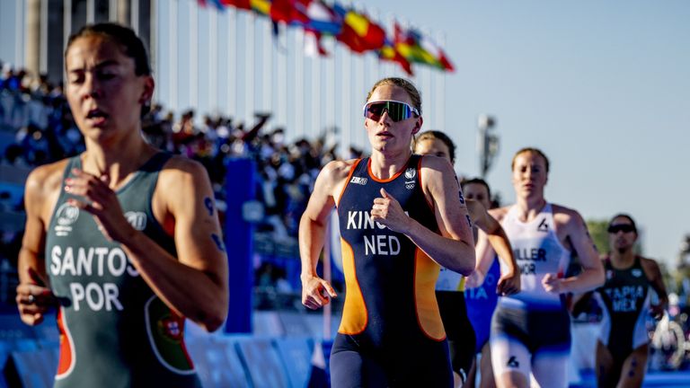 Maya Kingma tijdens de gemengde estafette-triatlon in Parijs (foto: ANP 2024/Robin Utrecht).