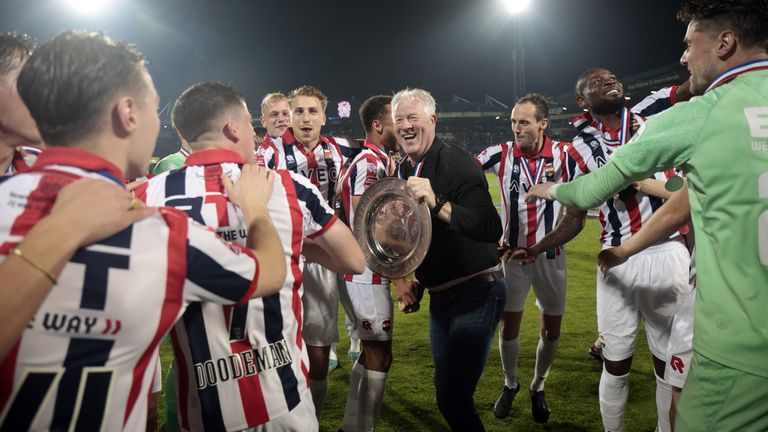 Peter Maes bij na het behaalde kampioenschap (foto: ANP).