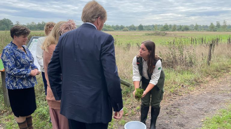 Boswachter Lieke Verhoeven geeft uitleg aan de koning en koningin (foto: Alice van der Plas).