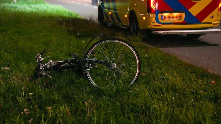 De fiets van de aangereden man in de berm van de Europaweg in Helmond (foto: Harrie Grijseels/SQ Vision).