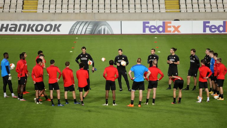 Roger Schmidt heeft op Cyprus de beschikking over 18 spelers (foto: ANP). 