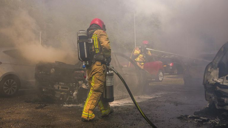 De brandweer bluste de auto's in Heeze (foto: Dave Hendriks/SQ Vision).