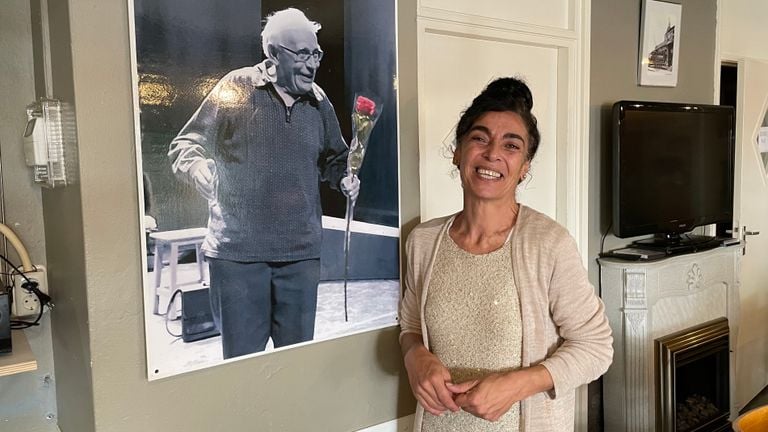 Hülya Özdemir bij het portret van haar vader bij BroodNodig (foto: Tom van den Oetelaar).