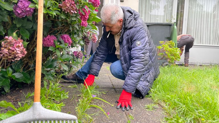 Youssef Hassan aan het werk in Hannies tuin (foto: Omroep Brabant).