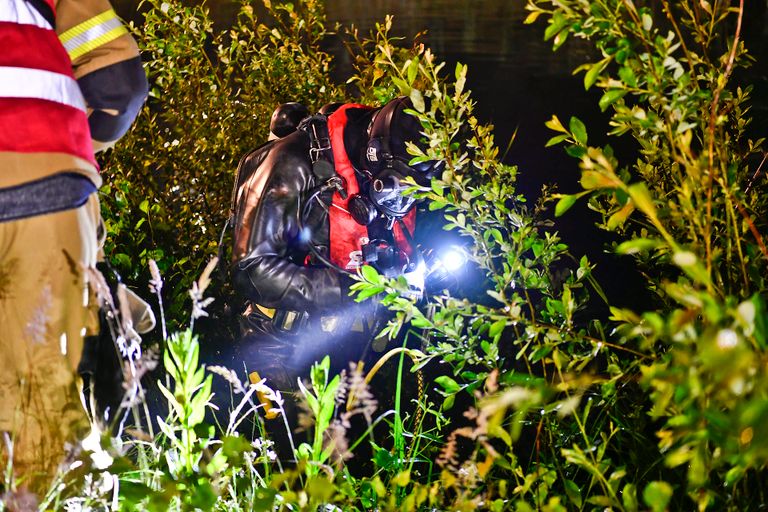 Duikers doorzochten de vijver om er zeker van te zijn dat er niet nog meer slachtoffers zouden zijn (foto: Rico Vogels/SQ Vision). 