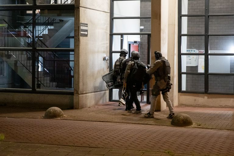 Het arrestatieteam ging het appartementencomplex in Roosendaal binnen en overmeesterde de verwarde man (foto: Christian Traets/SQ Vision).