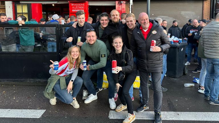 De groep PSV-supporters met rechts Eric van den Bogaert (Foto: Yannick Wezenbeek)