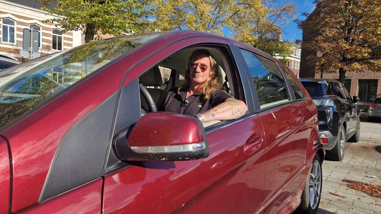 Martien van den Broek in zijn auto (foto: Noël van Hooft).