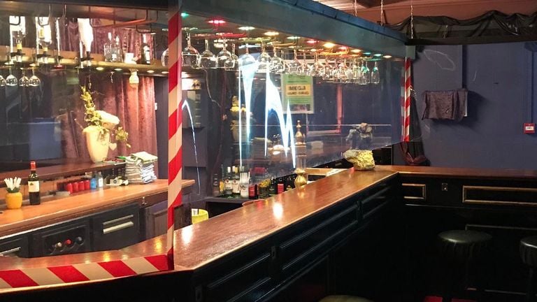 De bar in parenclub Mystique is afgescherm met plastic folie. (foto: Frank van Loon)