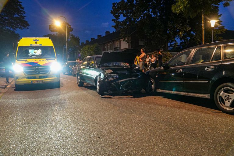 De bestuurder zou onwel zijn geworden en daardoor op vijf geparkeerde auto's in Helmond zijn gebotst (foto: Harrie Grijseels/SQ Vision).