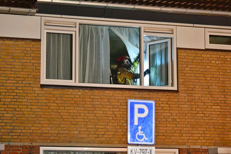De brandweer ventileerde het huis aan de Pompenmaker in Veldhoven na de brand (foto: Rico Vogels/SQ Vision).