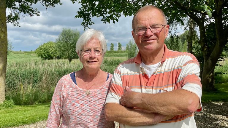 Ina en Rikus Leehuis wonen naast de fabriek van Shell Moerdijk (foto: Erik Peeters)