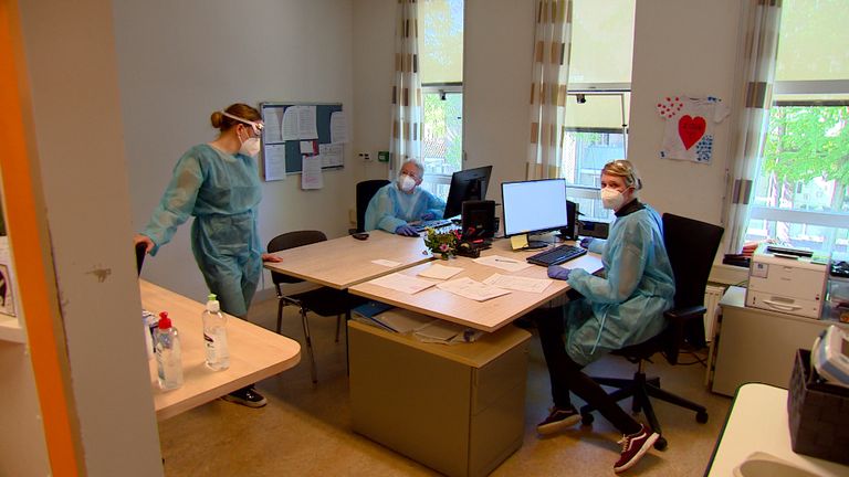 Verpleegkundigen aan het werk bij de corona afdeling bij GGz Breburg in Tilburg.