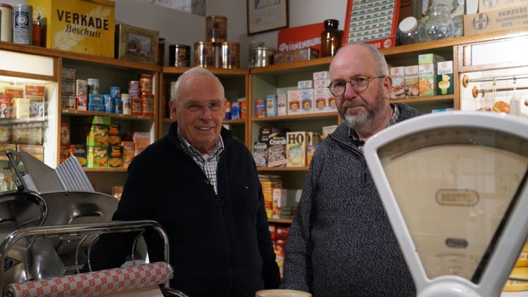 Berrie (links) en Henk aan de toonbank in het Edah-museum (Foto: Rochelle Moes).