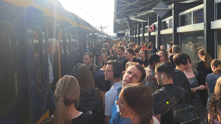 Drukte op station Tilburg (foto: Corrado Francke).