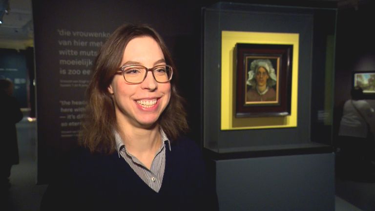 Conservator Helewise Berger bij het schilderij 'Vrouw met de kop' van Vincent van Gogh (foto: Tom Berkers).