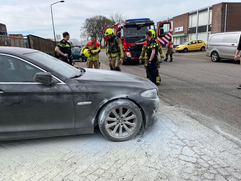 Het vuur ontstond onder de motorkap van de auto (foto: Jeroen Stuve/SQ Vision).