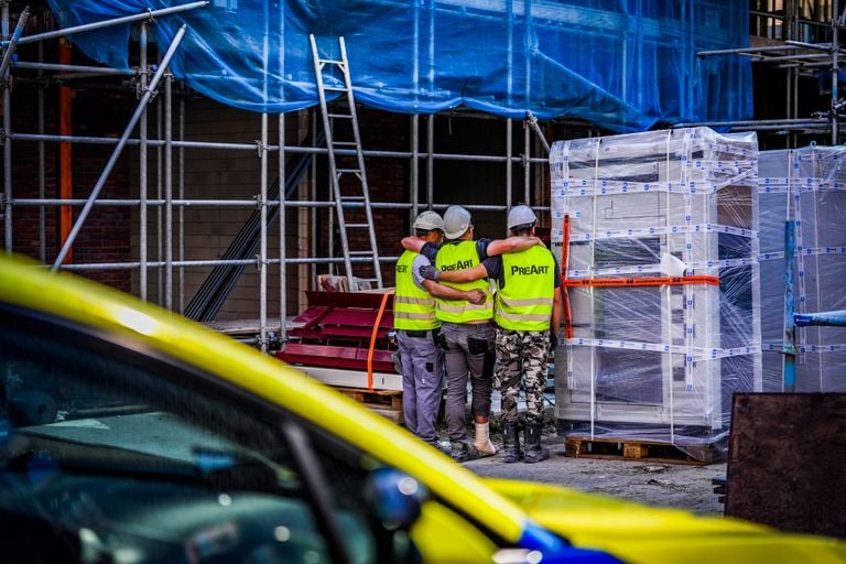 Collega's ondersteunen de bouwvakker die de stempel had laten vallen (foto: SQ Vision Mediaprodukties).