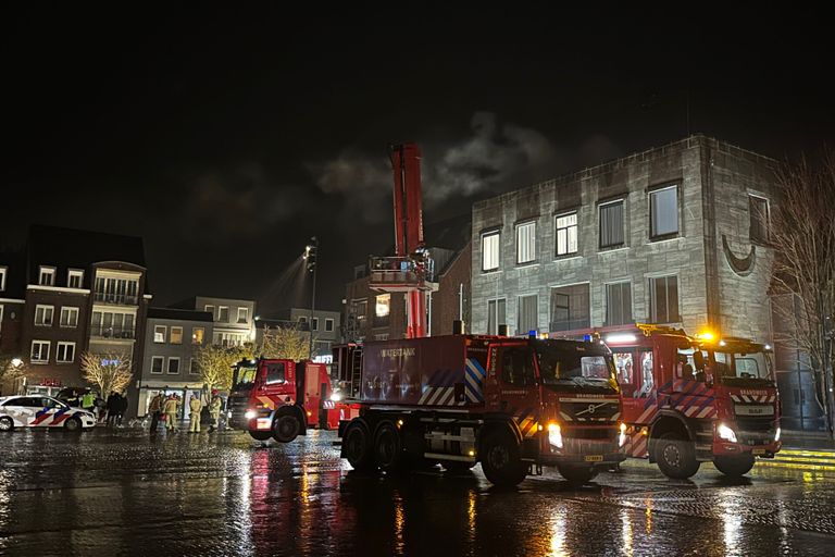 Vanwege de rook bij het gemeentehuis in Best rukte de brandweer groots uit (foto: Sander van Gils/SQ Vision).