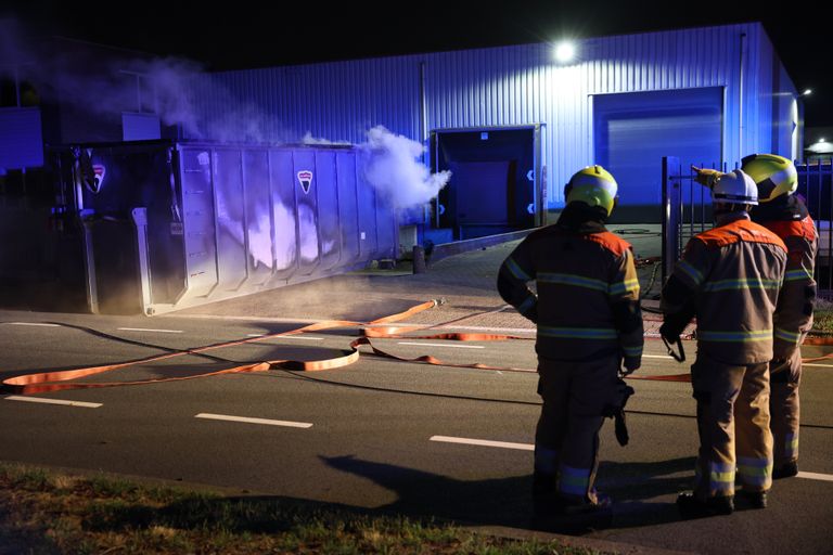 De brandweer had de containerbrand in Veghel snel onder controle (foto: Sander van Gils/SQ Vision).