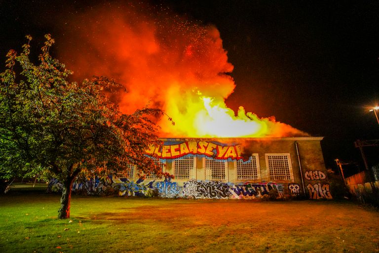 De brandweer heeft veel werk aan het Stroomhuis (foto: SQ Vision).