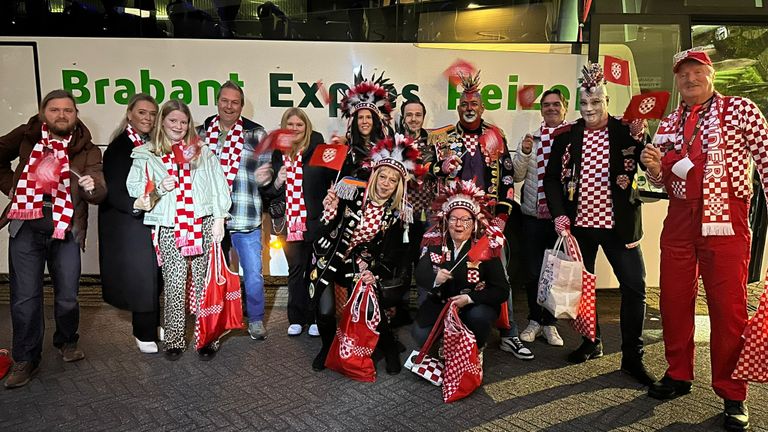 Brabantse fans gaan met de bus naar Maastricht voor het Regio Songfestival (foto: Maaike Hees).