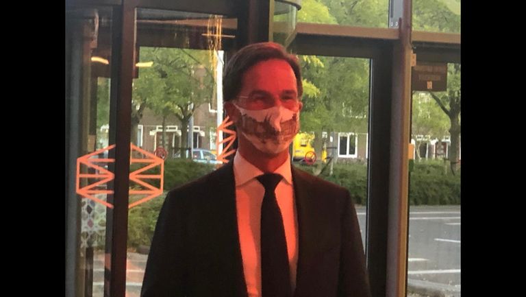 Mark Rutte met een mondkapje van Marion 