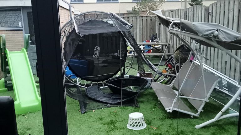 De tuinmeubels en trampoline in deze tuin in Helmond zijn omgeblazen door storm Eunice.