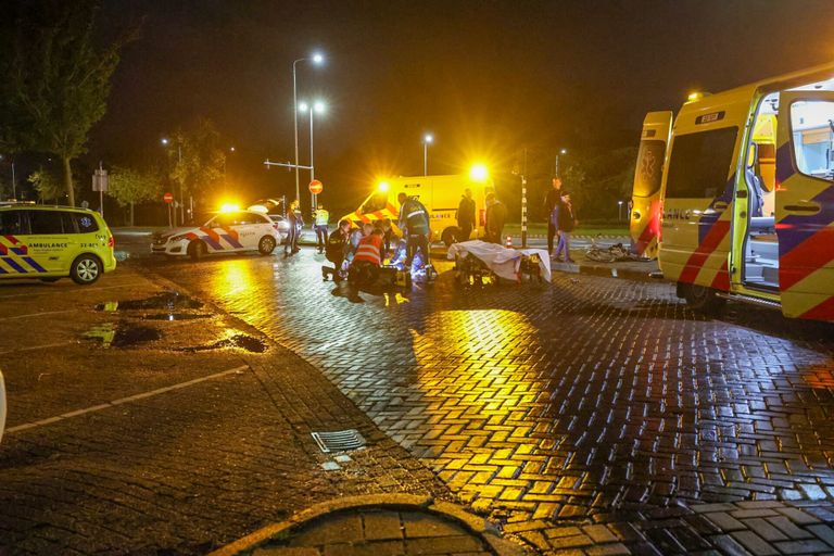 Het slachtoffer is met spoed in een ambulance naar een ziekenhuis in Tilburg gebracht (foto: Dave Hendriks/SQ Vision).