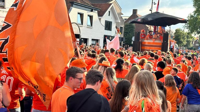 Oranjemars in Drunen (foto: Jan Peels).