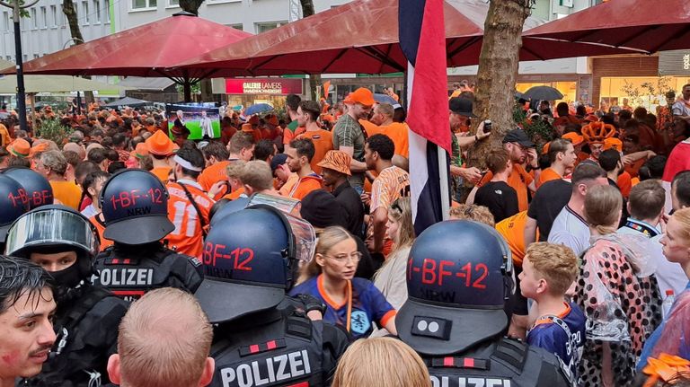 Drukte in Dortmund, veel ME op straat (foto: Leon Voskamp).