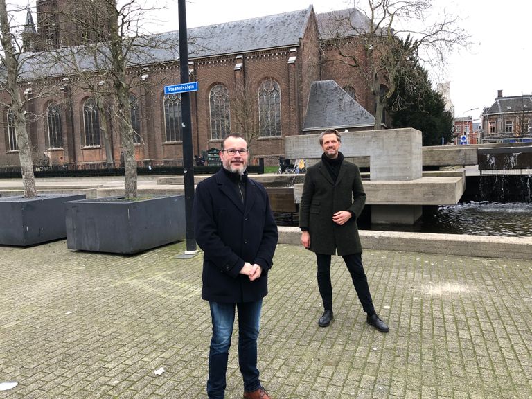 Wethouder Mario Jacobs (l) en architect Kristian Koreman. (foto: Tom van den Oetelaar)