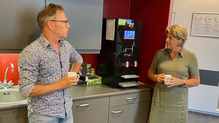 Hans Mertens met collega Wil Hoetelmans aan een kopje koffie (foto: Erik Peeters)