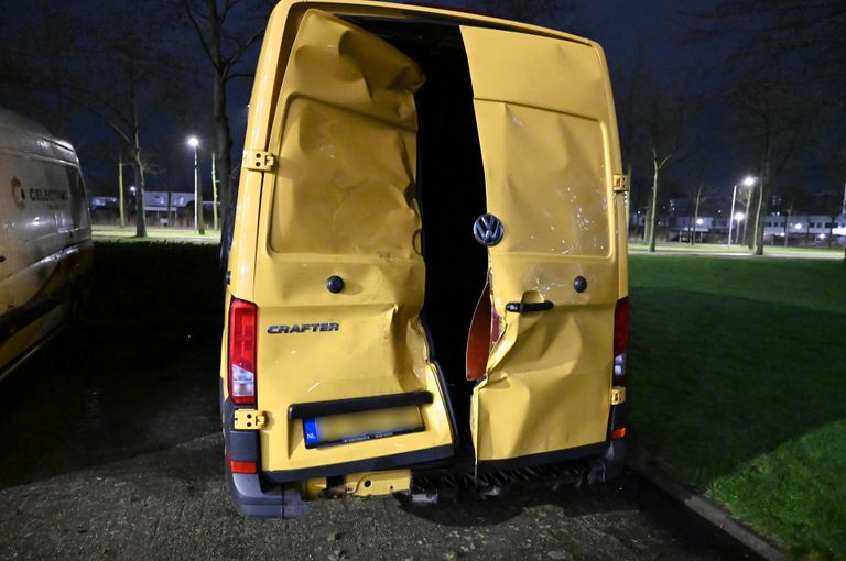 De bestelbus was geparkeerd aan de Brusselstraat in Breda (foto: Perry Roovers/SQ Vision).