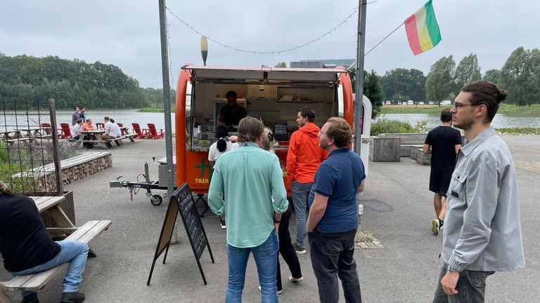 Op het terrein staan meerdere foodtrucks met bijvoorbeeld Ethiopisch eten (foto: Rogier van Son).