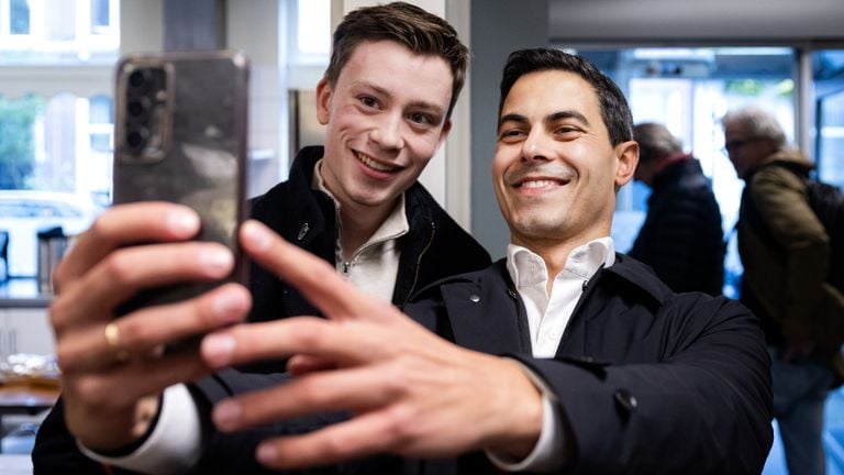 Rob Jetten gaat nog even met kiezers op de foto (foto: ANP).