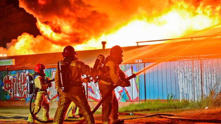 Zo'n vijftig brandweerlieden kwamen naar de Zwarte Bergen (foto: Rico Vogels / SQ Vision).