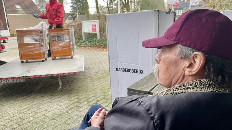 Robert Marien kijkt toe bij de verhuizing (foto: Erik Peeters)