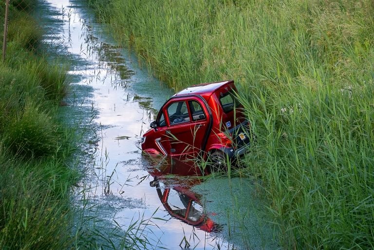 De brommobiel die in Sprang-Capelle in een sloot reed (foto: Iwan van Dun/SQ Vision).