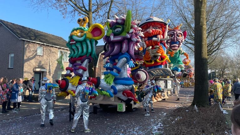 De optocht trekt door de straten (foto: Jos Verkuijlen).