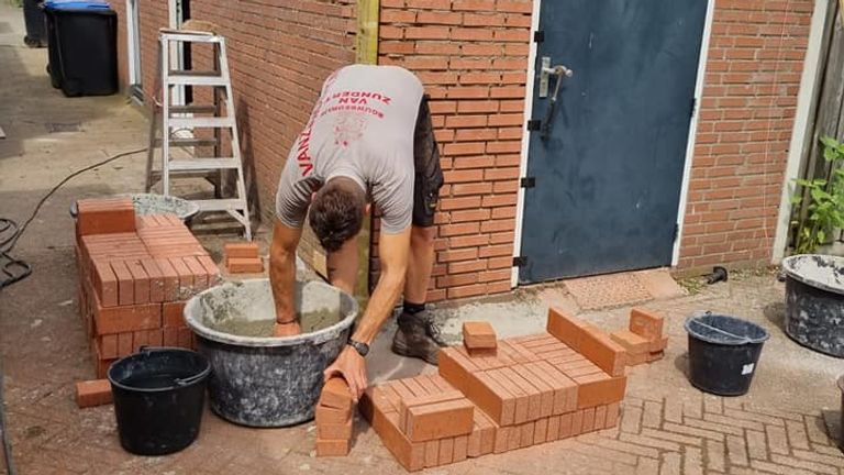 Vorige week werd de muur van het schuurtje hersteld.