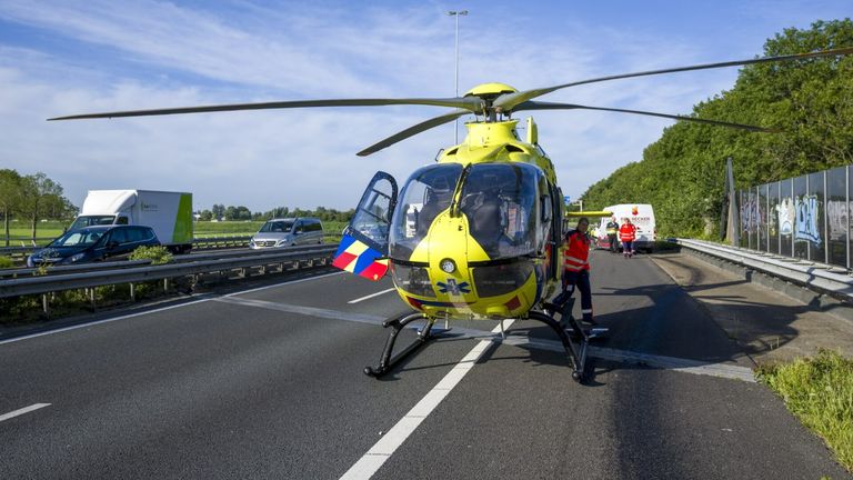 Vanwege de ernst van de situatie landde een traumaheli op de A27 (foto: Marcel van Dorst/SQ Vision).