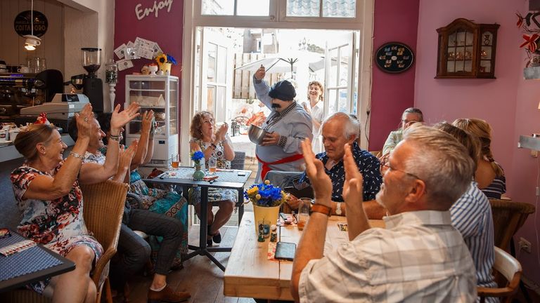 De Oekraïnese gerechten worden gereserveerd in traditionele klederdracht (foto: Chesak Alina).