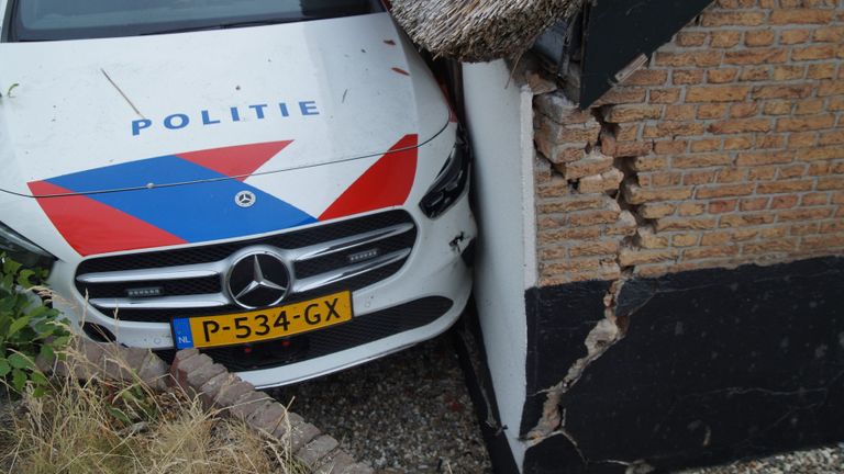 De politiewagen in het huis (Foto: Erik Haverhals)