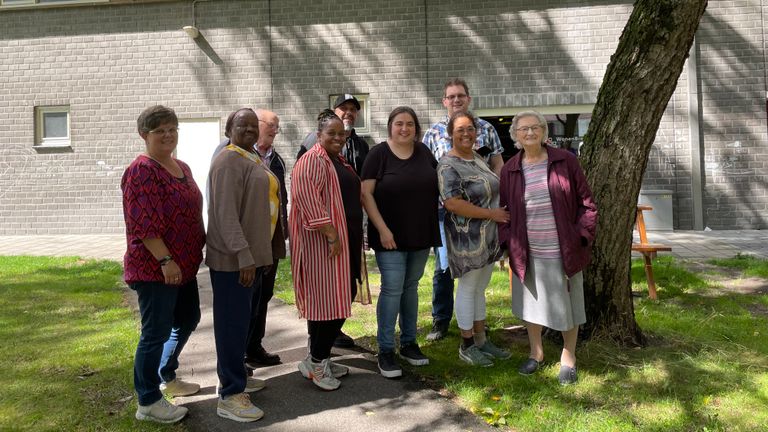 Bewoners van de Sibeliusflat en vrijwilligers van Tira mi su met rechts Nellie Pigmans (foto: Omroep Brabant).
