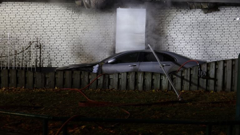 Een brandende auto bij de woonwagen (Foto: SQ Vision/Kevin Kanters).